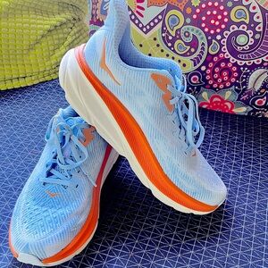 Hoka Clifton’s . Size 10 W. I needed a 9 1/2.
